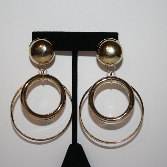 Vintagejelyfish Jewelry - Stunning gold nwot dangle earrings 3"